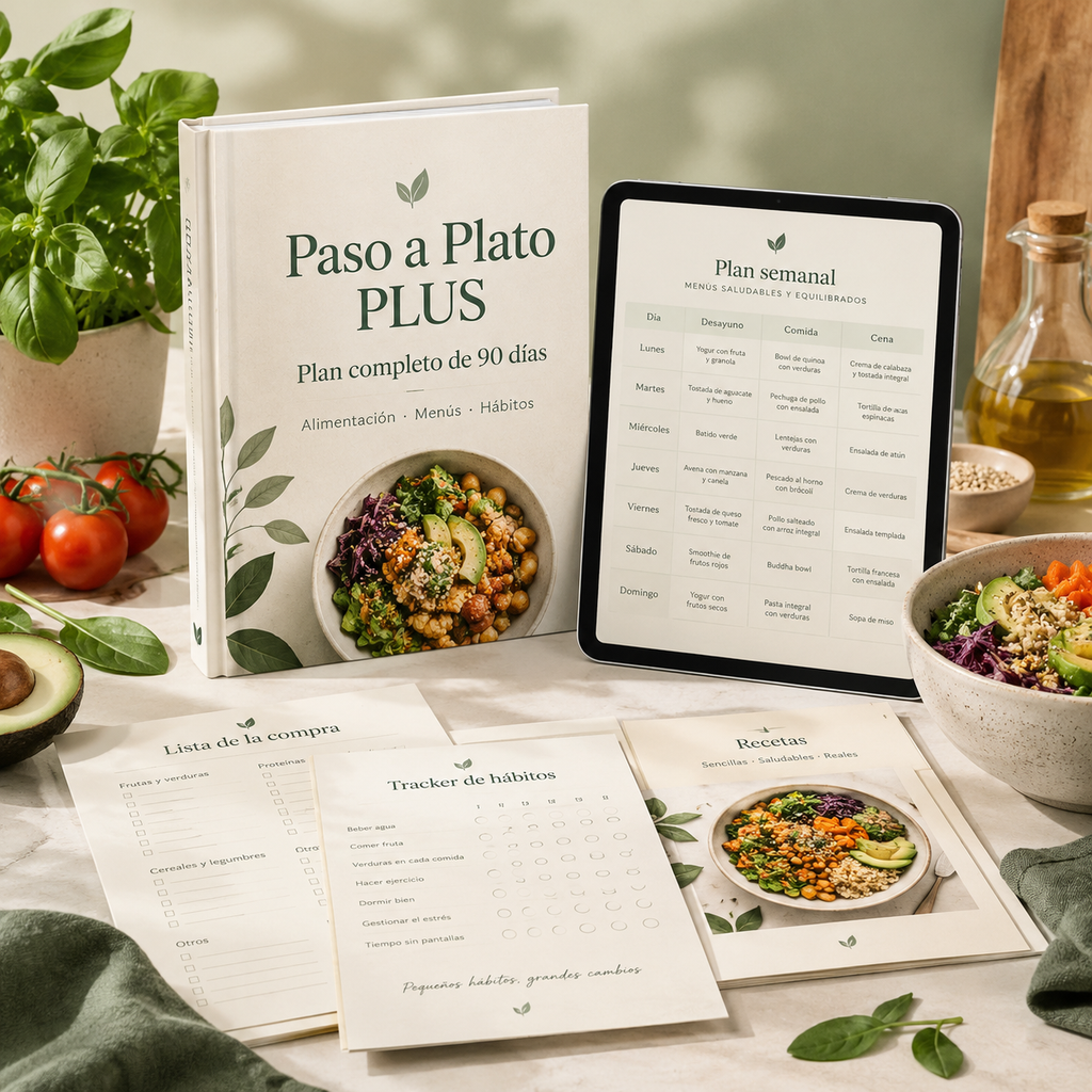 Mockup editorial de Paso a Plato PLUS de 90 días con plan semanal, recetas y lista de la compra